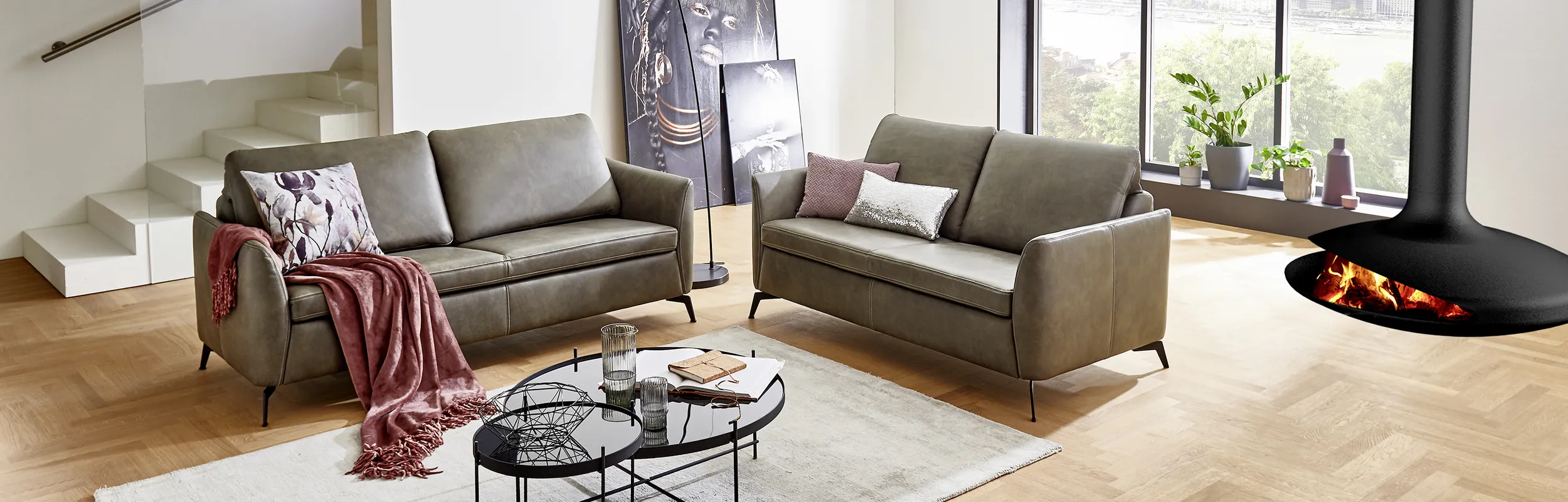 2-sitzer sofa in wunderschönem stoff und abgesetzt mit kontrastnähten